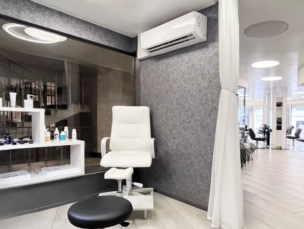 Coin pédicure avec vue sur l'espace coiffure du salon