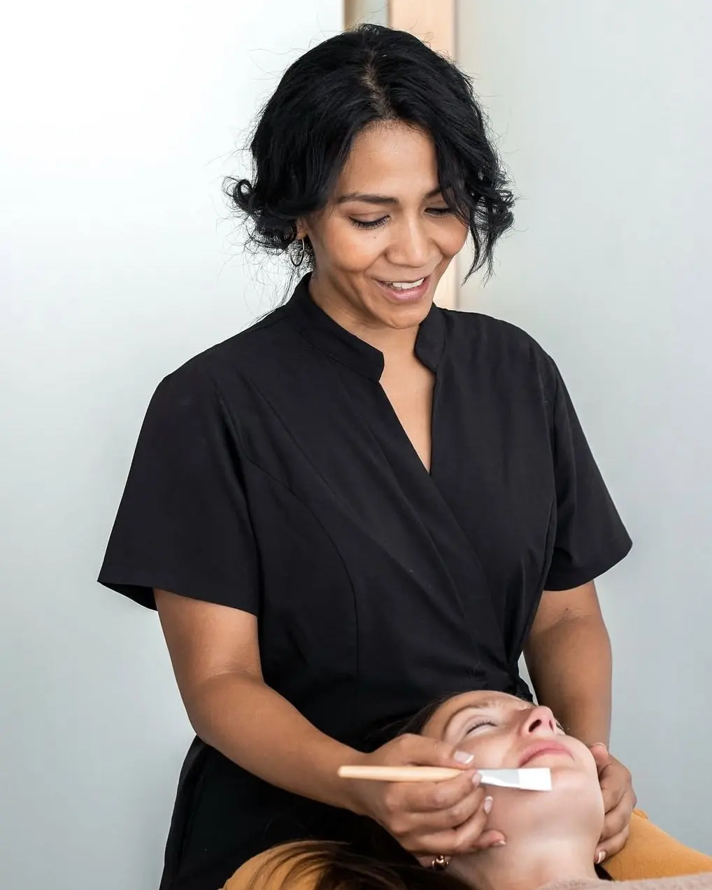 Debora pendant un soin du visage